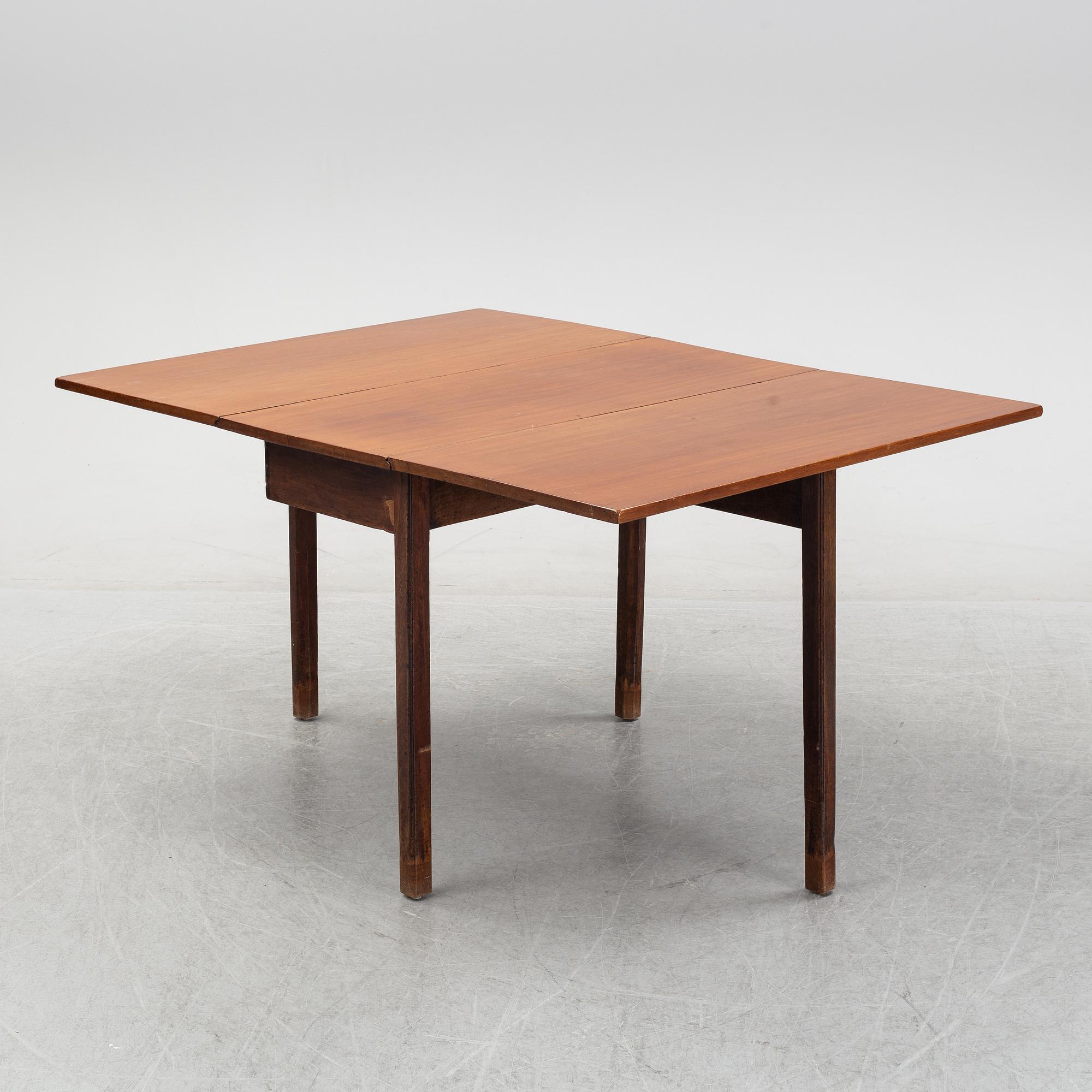 A mahogany gate-legged table, England, around the year 1800.