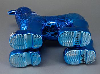WILLIAM SWEETLOVE, skulptur, porslin,"Cloned porcelain lamb with boots", signerad och numrerad 23/100.
