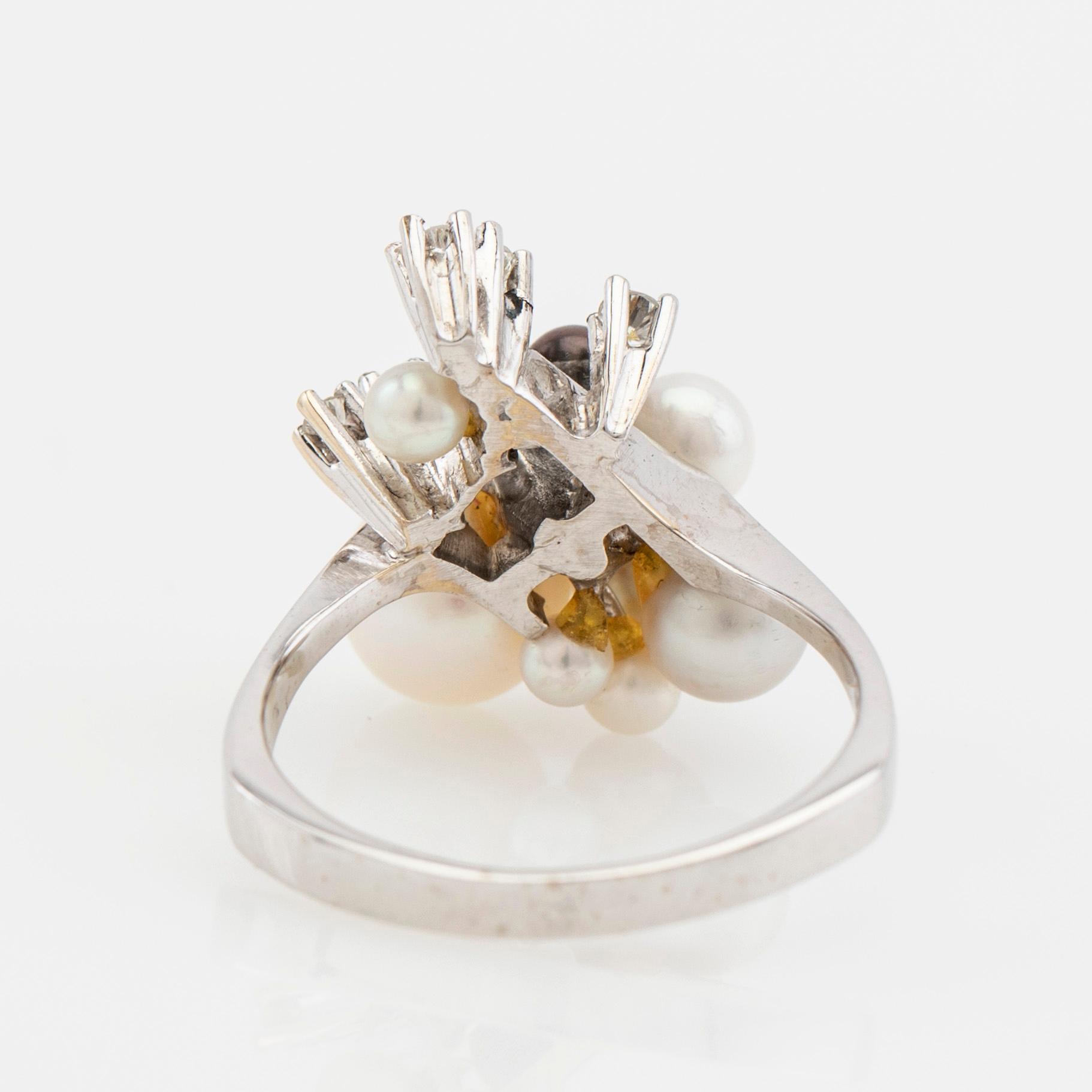 Ring, 18K white gold with pearls and brilliant-cut diamonds.