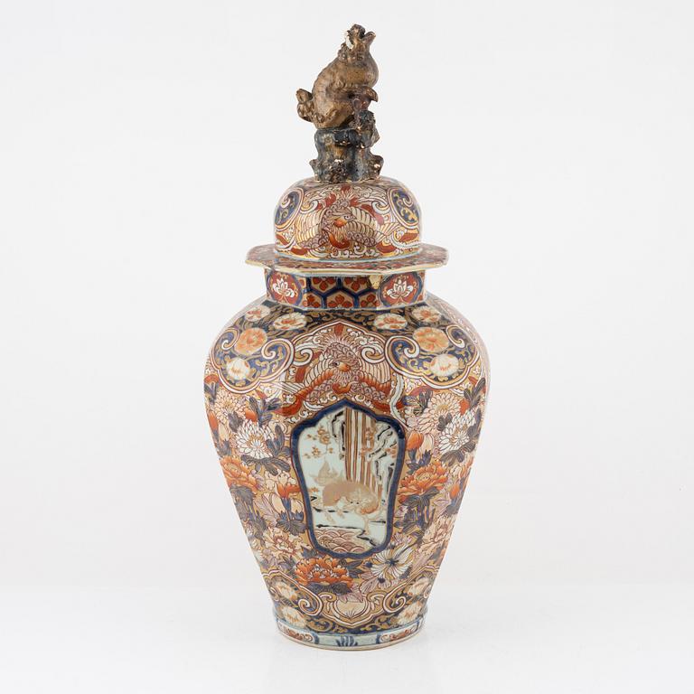 A lidded Imari urn, Japan, Meiji (1868-1912).