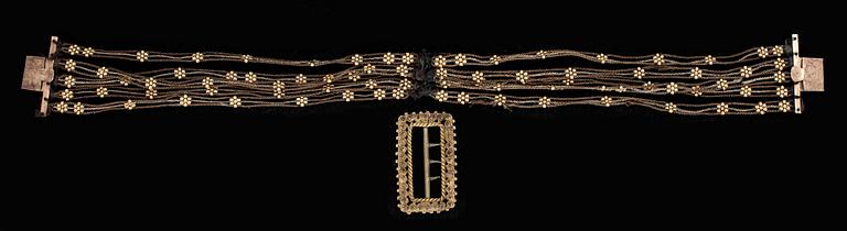 HALSBAND SAMT SKÄRPLÅS, mässing samt hårarbete, empire, Omkr 1800.