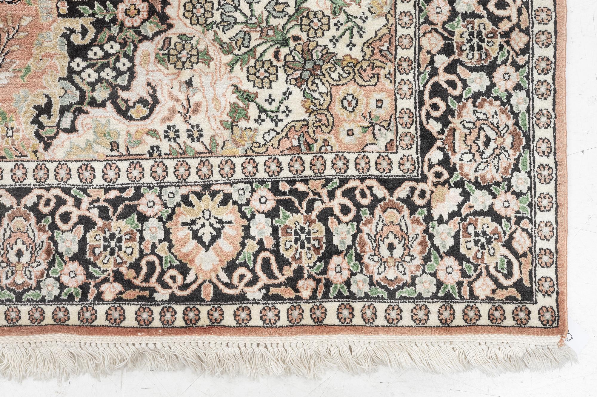 Matta, Kashmir, silke, ca 295 x 205 cm.
