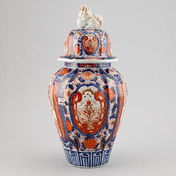 An Imari jar with cover, Meiji period (1868-1912).