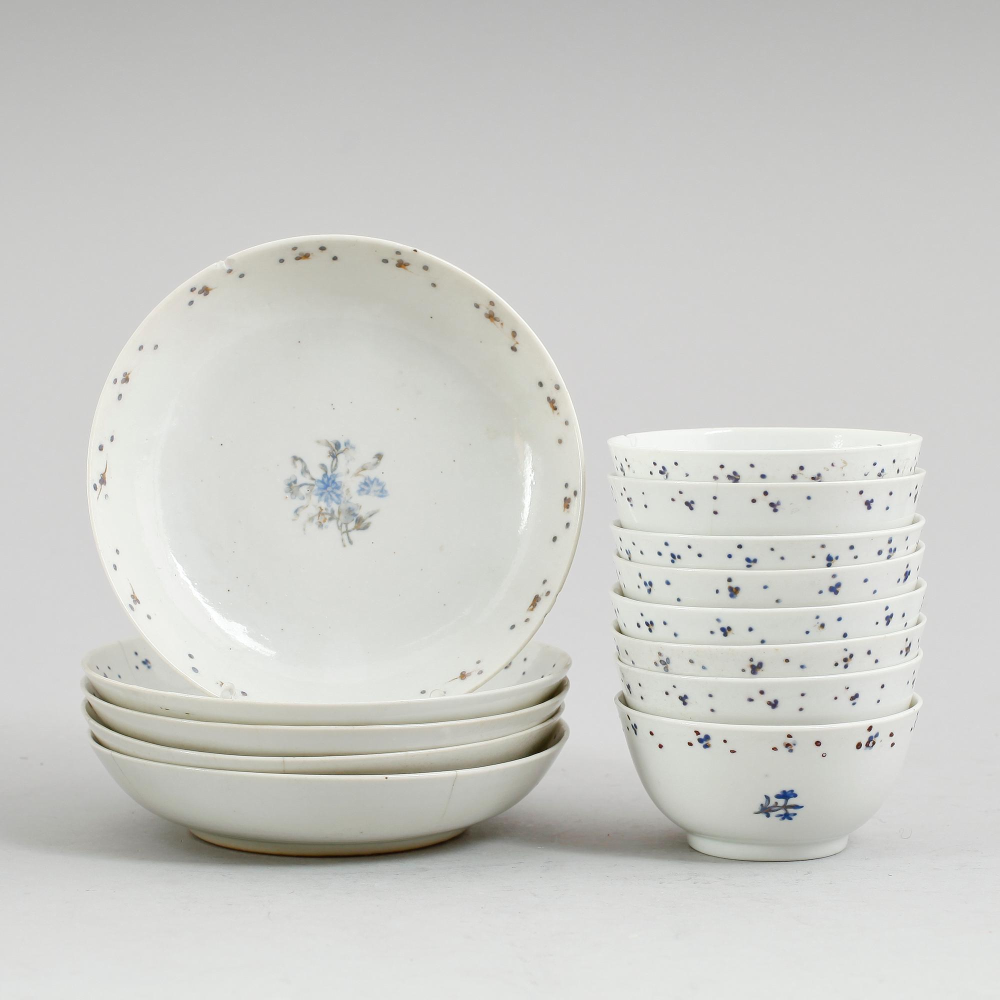 KOPPAR MED FAT, porslin, Kina, Qianlong 1736-1795.