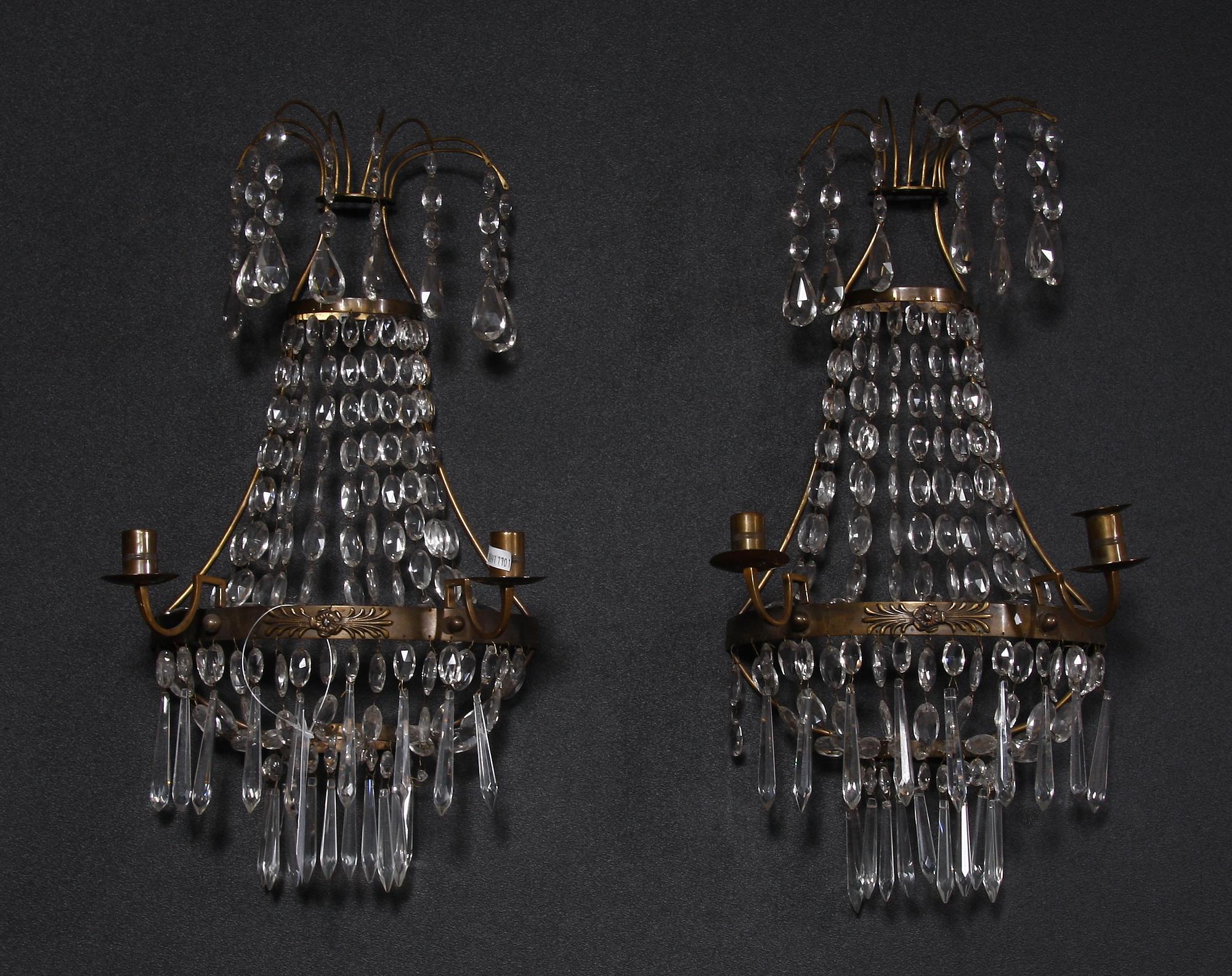 VÄGGLYSTRAR, ett par, gustaviansk stil, 1900-talets första hälft.