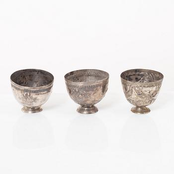 Skålar, tre stycken samt tre bägare och figurin, metall, Centralasien.