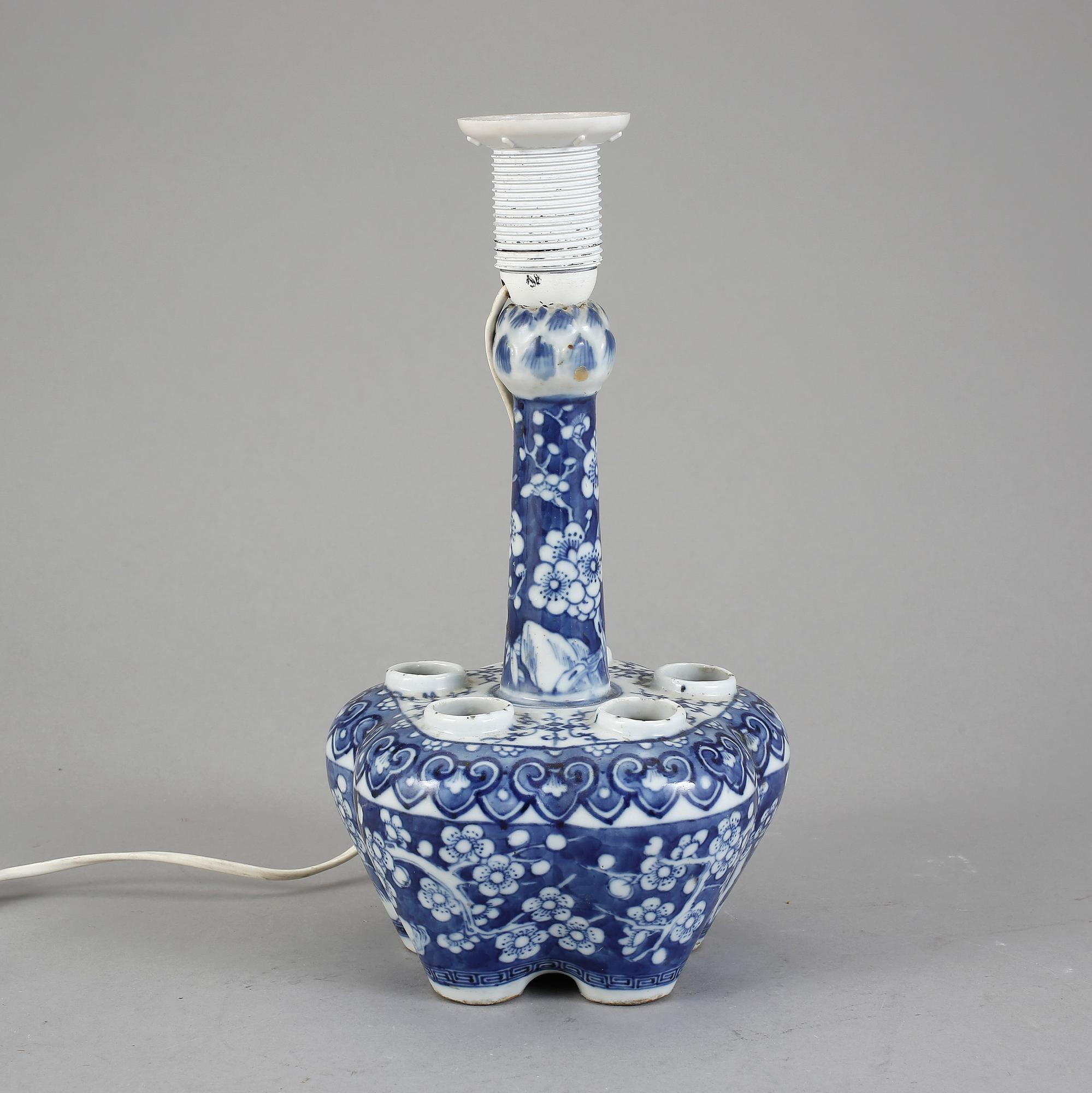 BORDSLAMPA/VAS, porslin, Kina, 1800/1900-tal.