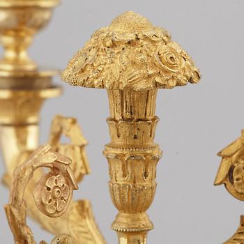 KANDELABRAR, ett par, förgylld brons och marmor, 1800-talets första hälft.