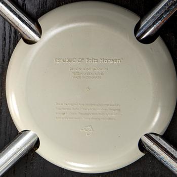 Arne Jacobsen, barstolar, ett par, "Sjuan", Fritz Hansen, 2000-tal.