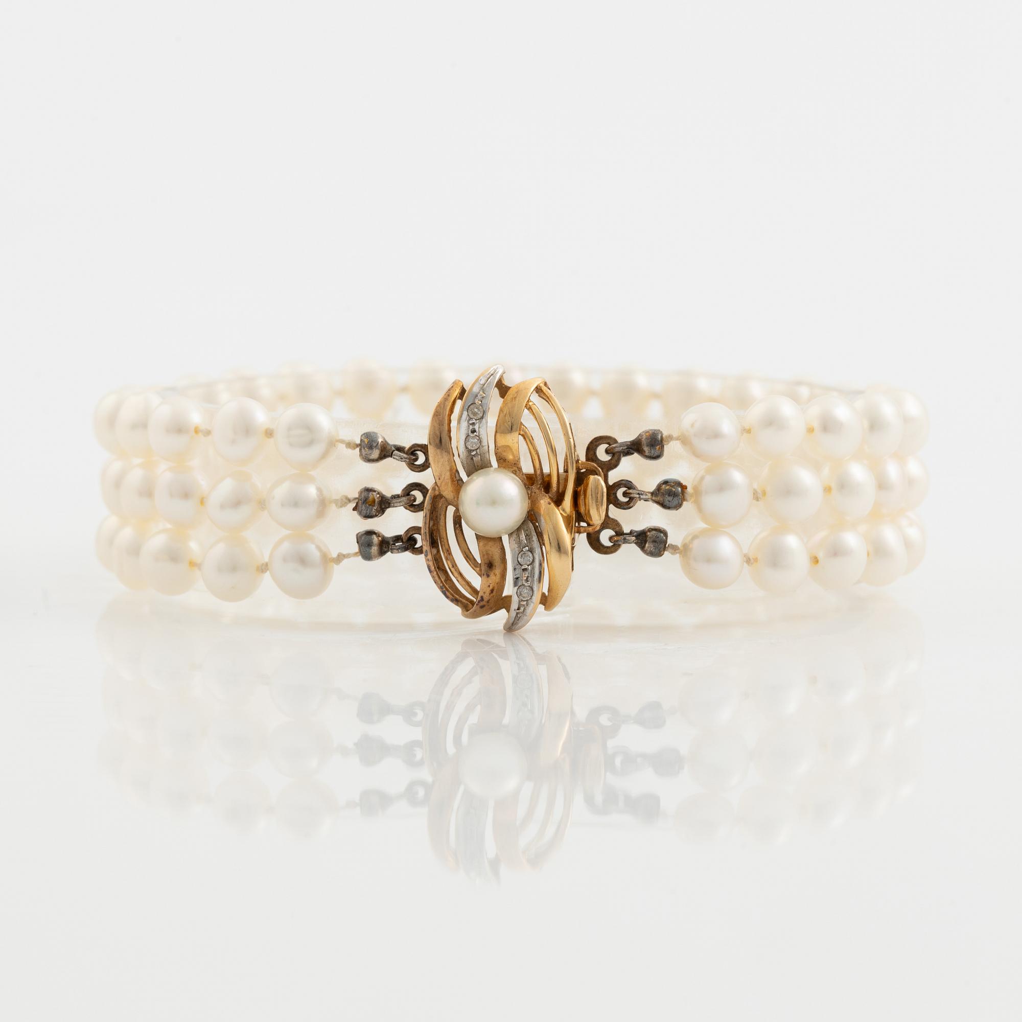 Bracelet, three-stranded with cultured pearls, clasp with a pearl and small diamonds.
