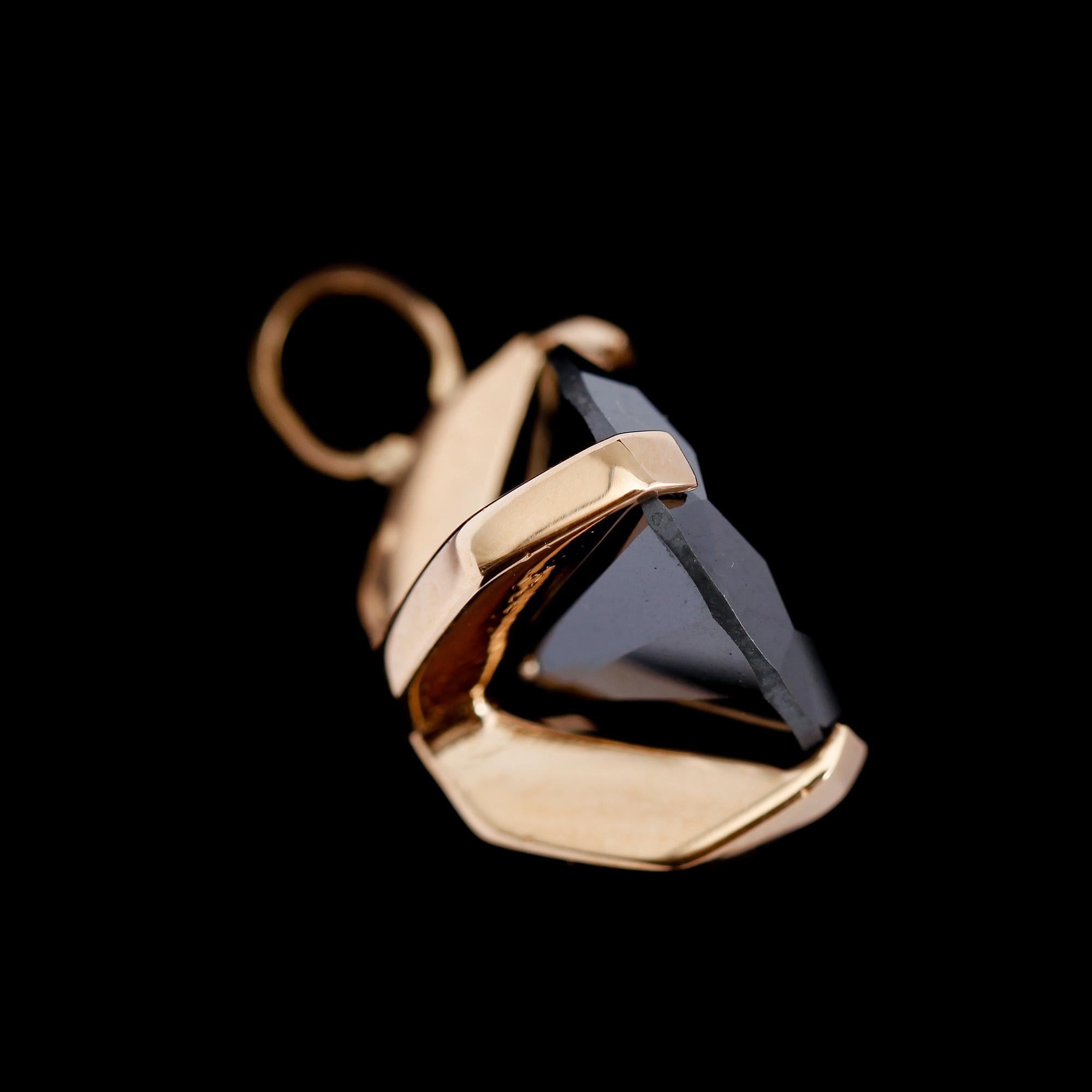 HÄNGE, 18 k guld, solitär svart diamant 7.84 ct.