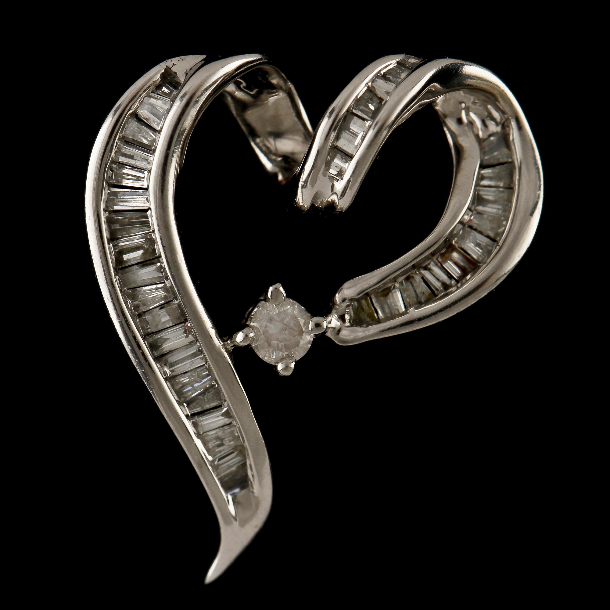 HÄNGE, 14k vitguld med 35 baguetteslipade diamanter samt en briljantslipad diamant. Vikt 2 g.