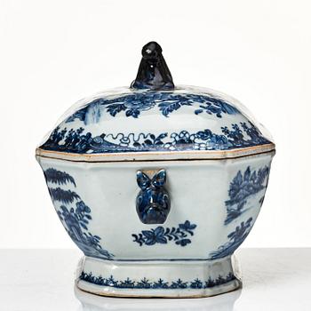 A blue and white tureen with cover and stand, Qing dynasty, Qianlong (1736-95).