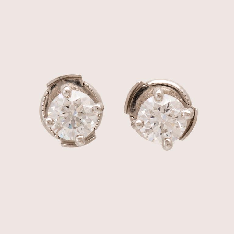 Tiffany & Co, örhängen ett par 950 platina samt runda briljantslipade diamanter.