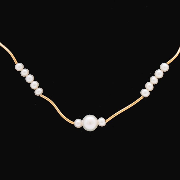 Pearl-necklace, cultured pearls, approx 4 mm and 7 mm, length approx 40 cm.