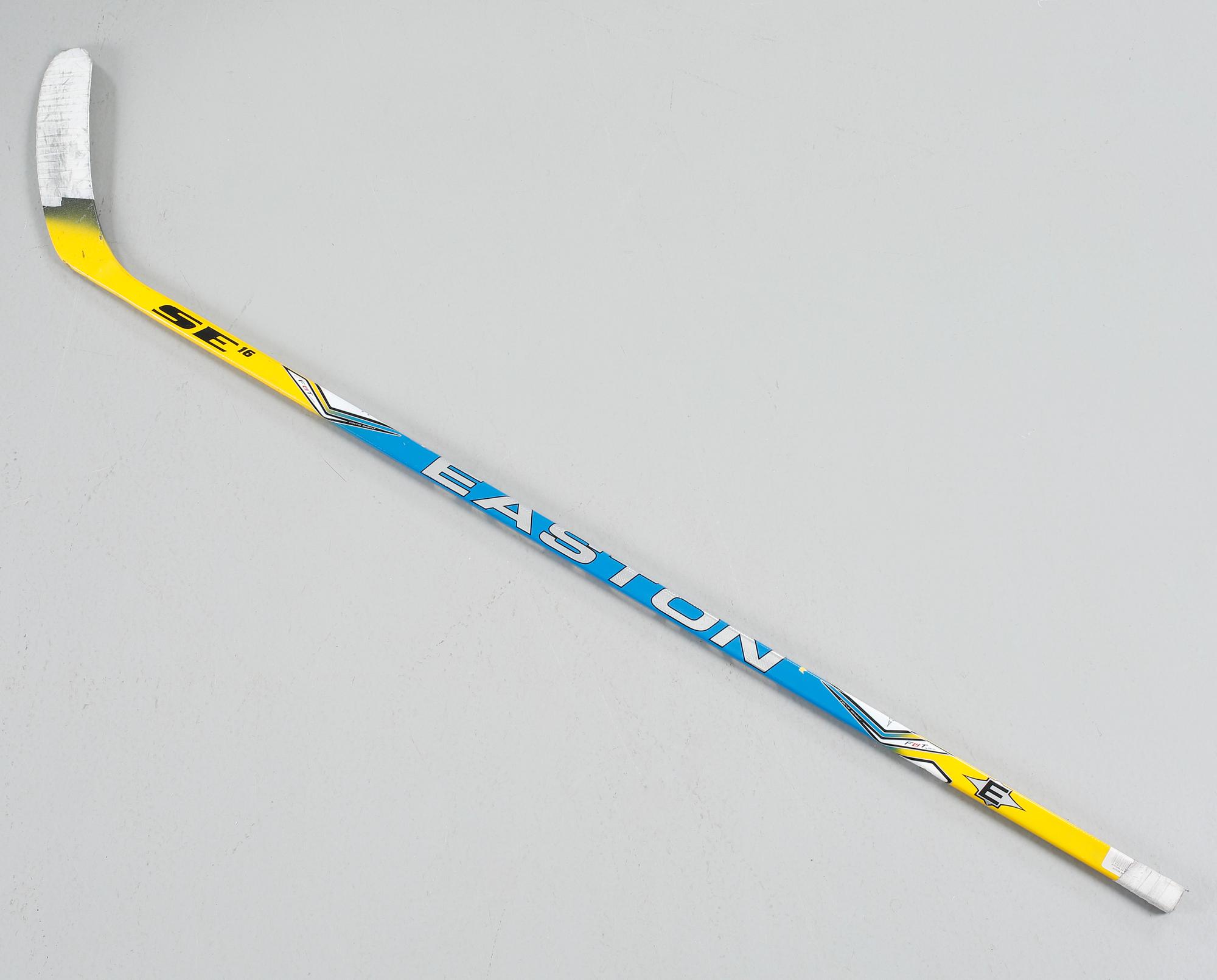 KLUBBA SIGNERAD AV PETER FORSBERG, använd under OS i Vancouver 2010.