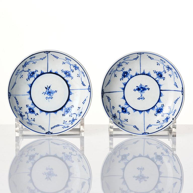 Koppar med fat, två stycken, porslin. Danmark/England, 1700-tal.