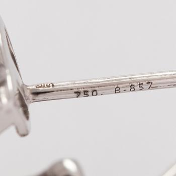 A pair of 14K white gold earrings with diamonds ca. 0.98 ct in total.