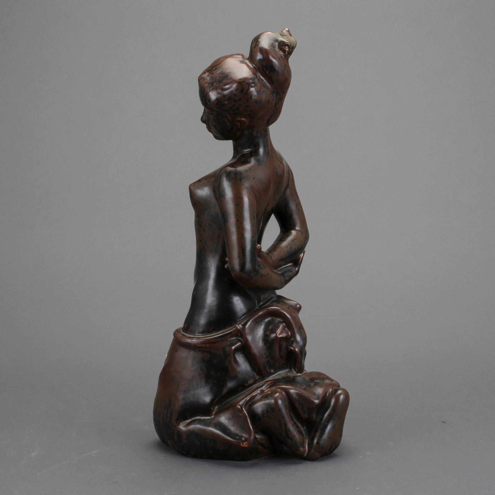 SKULPTUR, Johannes Hedegaard, Royal Copenhagen, Danmark. Numrerad 21088 samt nummer 2/3.