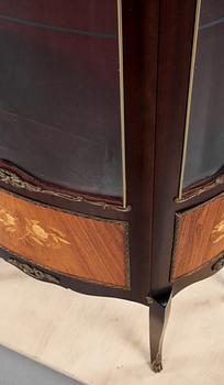 VITRINSKÅP, omkring 1900-talets mitt.