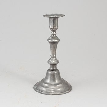 A pewter candlestick, 18th/19th century.