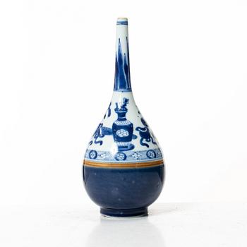 A Chinese blue and white porcelain vase / water sprinkler, Qing dynasty, Kangxi (1662-1722).