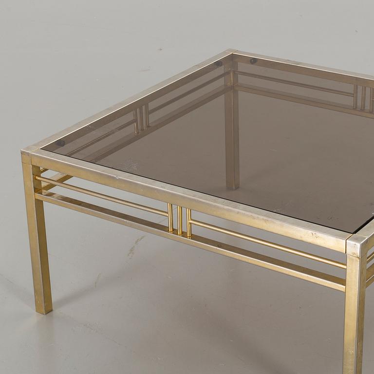 A GLASS TOP COFFEE TABLE.