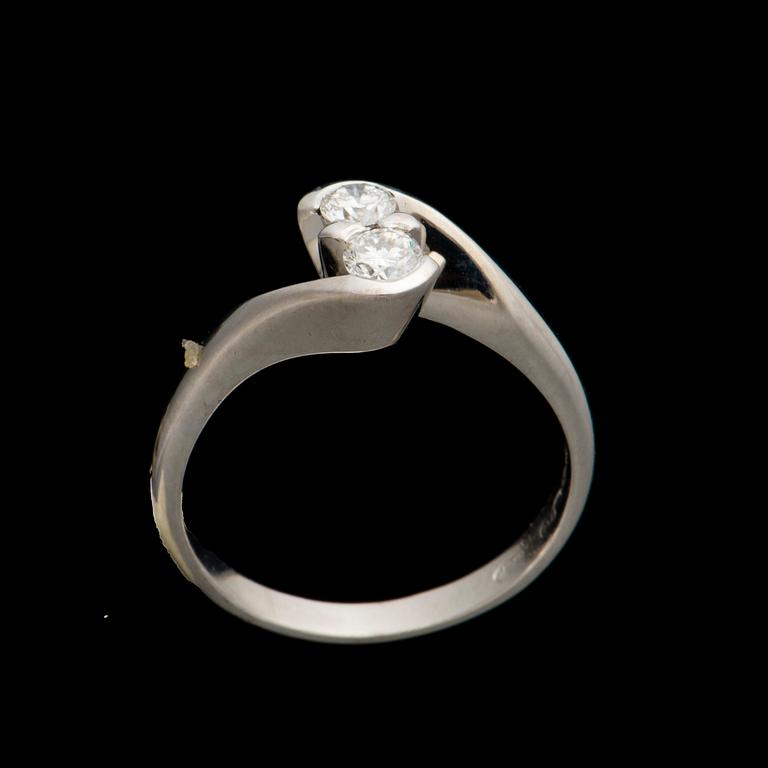 RING, 2 briljantslipade diamanter totalt ca 0,40 ct. 18K vitguld. Vikt 5,9 g.