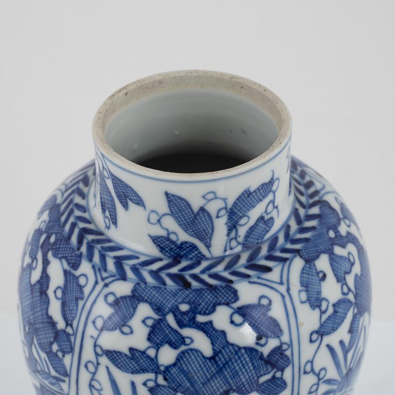 A blue and white vase, Qing dynasty, Kangxi (1662-1722).