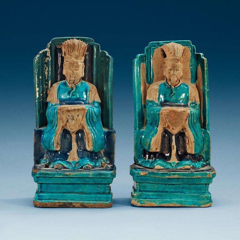 FIGURINER, två stycken, keramik. Ming dynastin, 1600-tal.