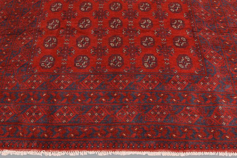An Afghan carpet, ca 288 x 191 cm.