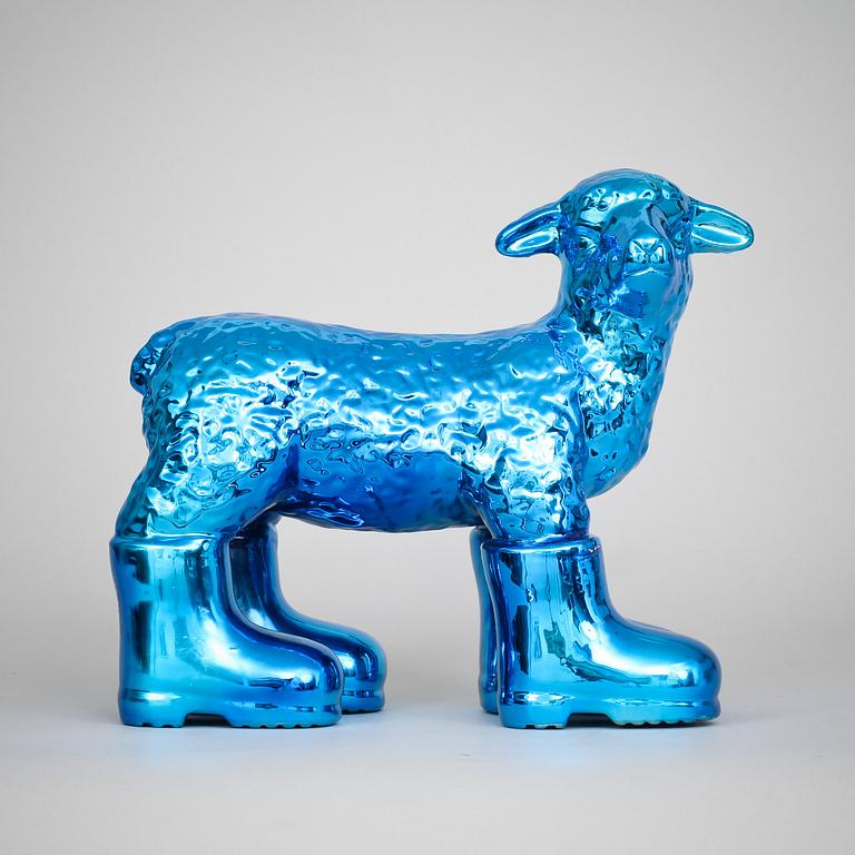 WILLIAM SWEETLOVE, "Cloned porcelain lamb with boots", keramik, sign o numr 13/100.