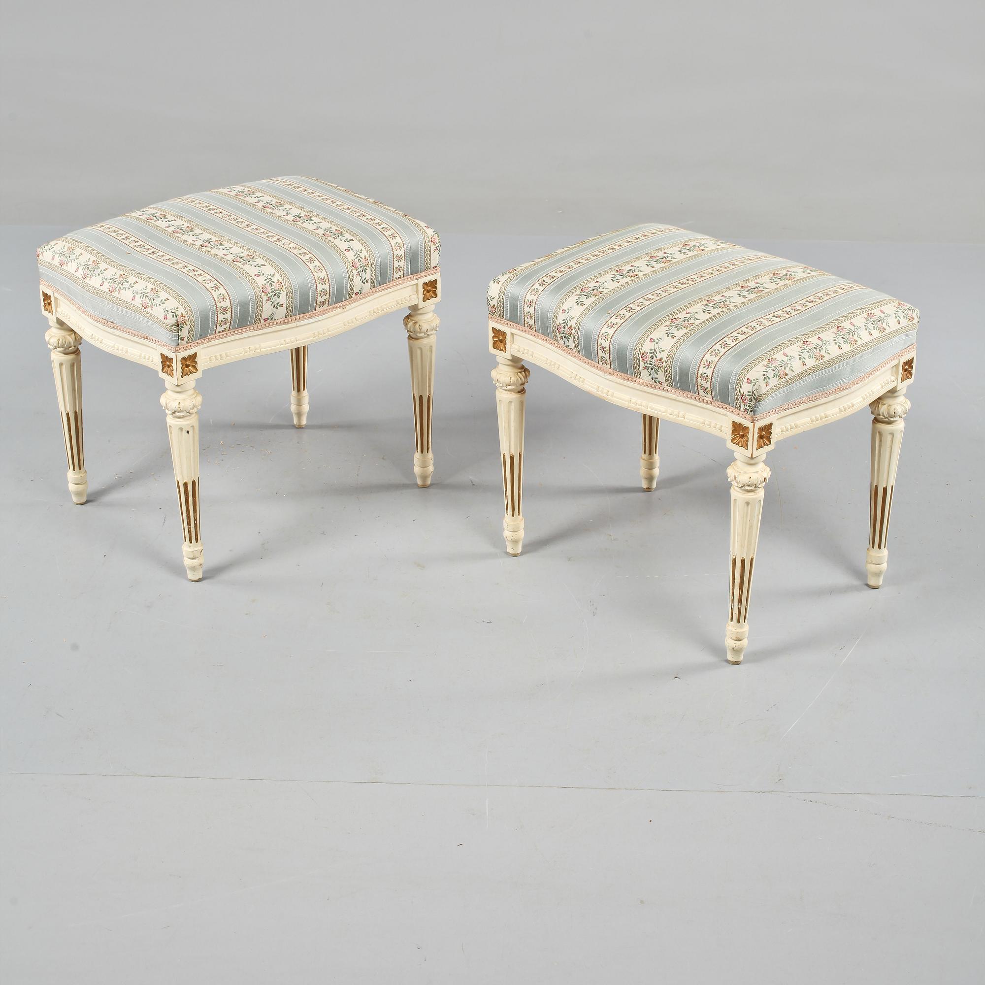 TABURETTER, 2 st, gustaviansk stil, 1900-tal.