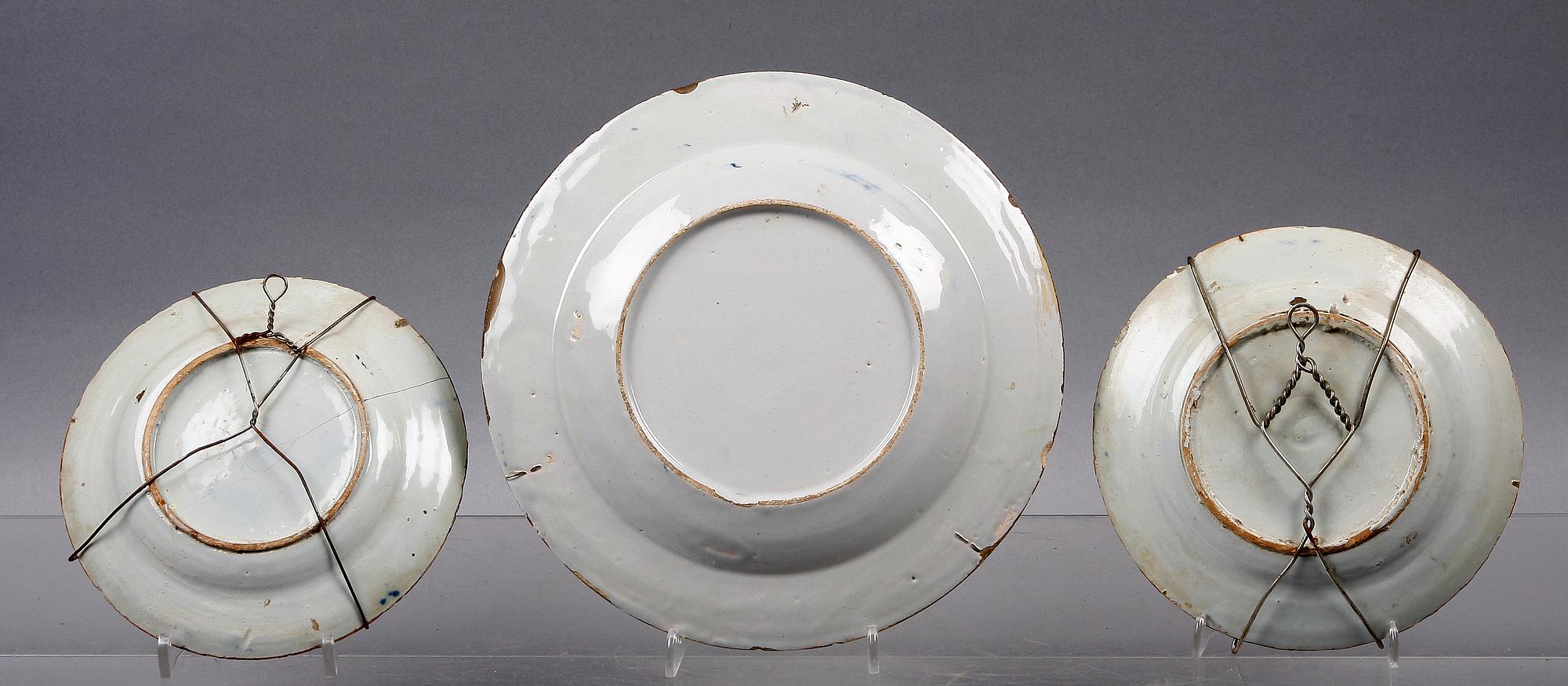 TALLRIKAR, 3 st, fajans, europa 1700-tal.