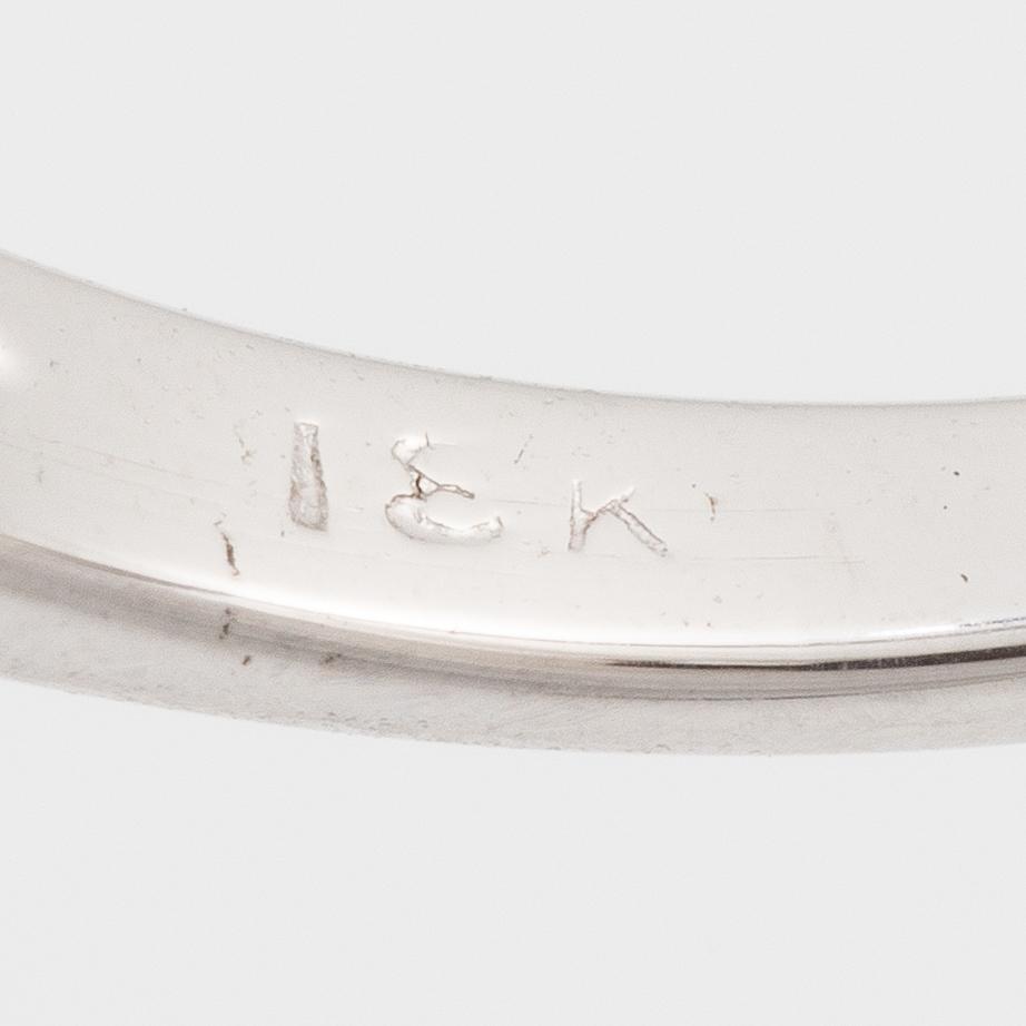 Ring 18K vitguld med en fasettslipad rubin.