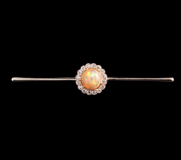 RINTANEULA, briljanttihiottuja timantteja n. 0.65 ct, opaali 10 mm. 14K kultaa. Ei leimoja. Pituus 85 mm, paino 8,2 g.