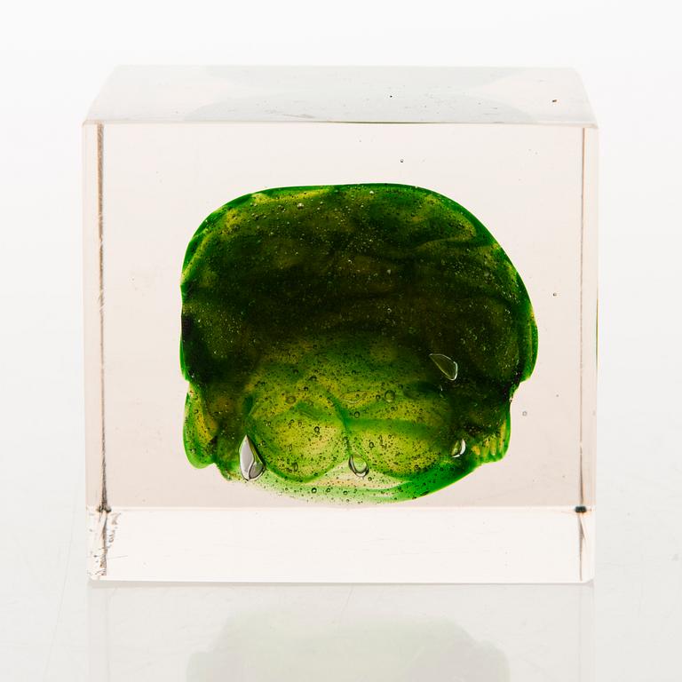 OIVA TOIKKA, A glass cube signed Oiva Toikka Nuutajärvi Notsjö.