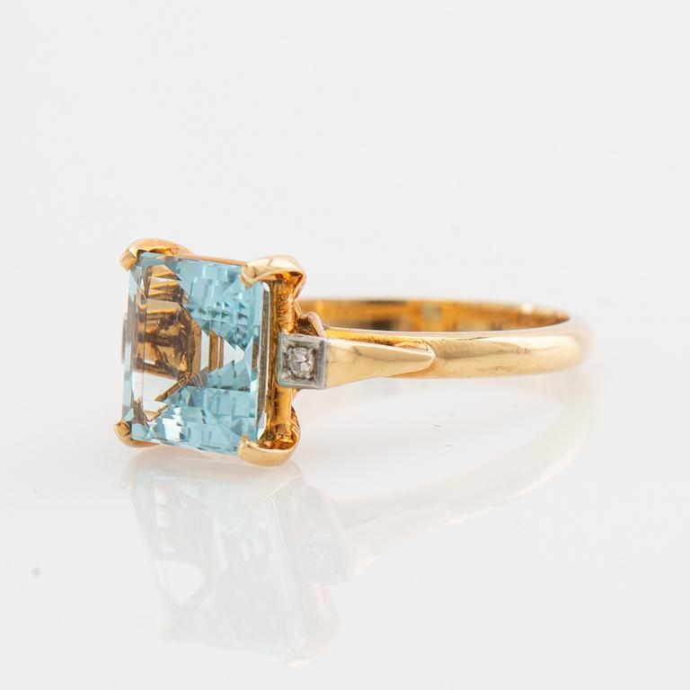 Ring, 18K gold with aquamarines and diamonds.