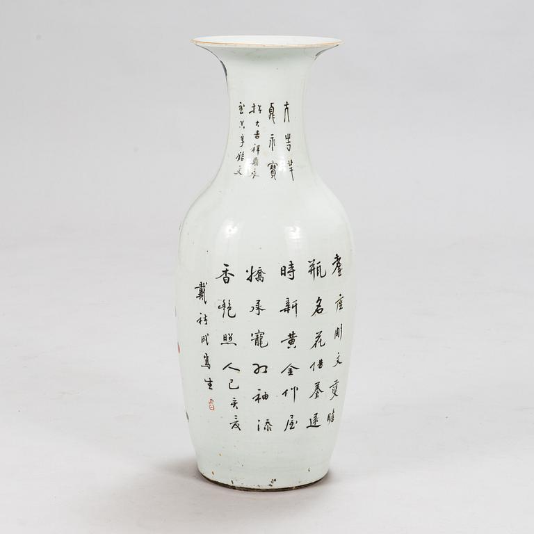 A large Chinese famille rose porcelain floor vase, eary 20th century.