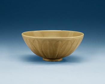 A green glazed bowl, Yuan dynasty (1271-1368).