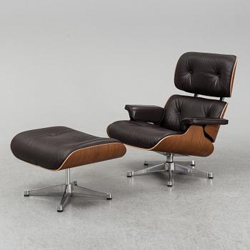 CHARLES & RAY EAMES, fåtölj och fotpall, "Lounge Chair", Vitra, 2010-tal.