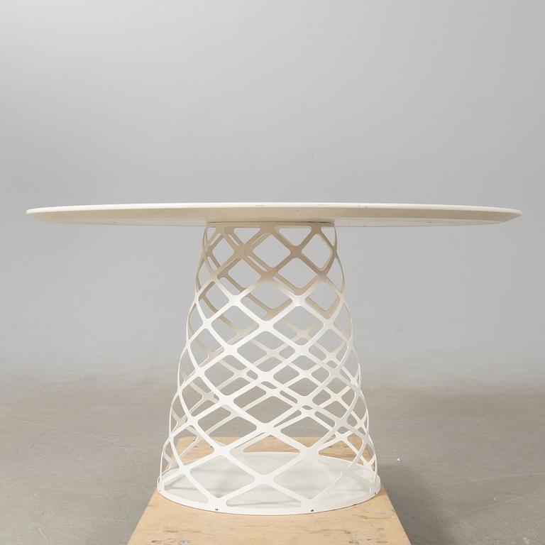 Paul Leroy matbord "Aoyama" för Gubi Danmark modern tillverkning.