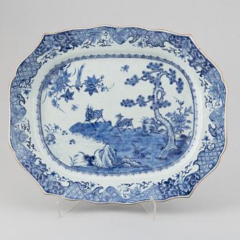 A large blue and white serving dish, Qing dynasty, Qianlong (1736-95).