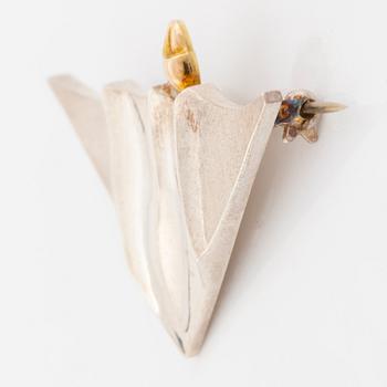 Rolf Karlsson, Brosch, silver med gulddetalj skepp.