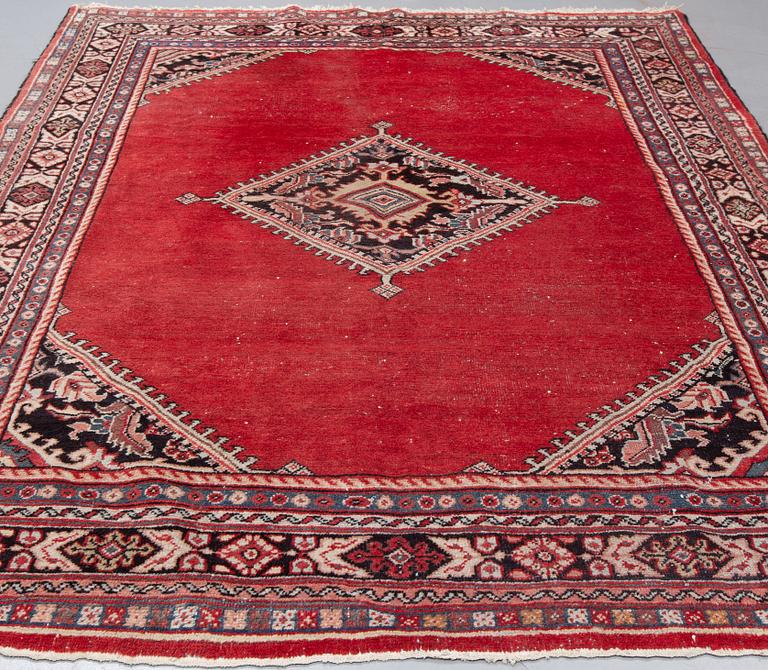 A carpet, semi-antique Mahal, ca 298 x 228 cm.