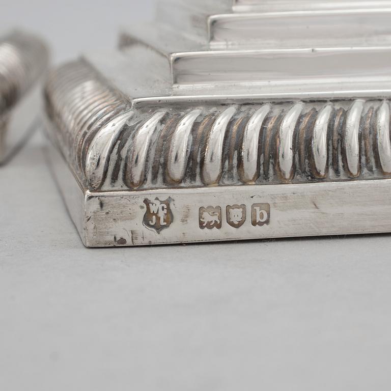LJUSSTAKAR, ett par, silver, London, England, 1897.