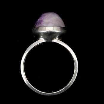 RING, silver samt ametist, Elis Kauppi, Kupittaan Kulta, Åbo 1961.