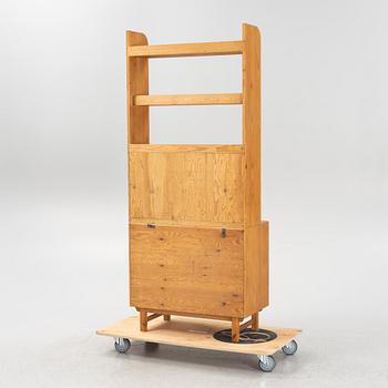 Göran Malmvall, hylla med skrivklaff och underskåp. 1900-talets andra hälft.