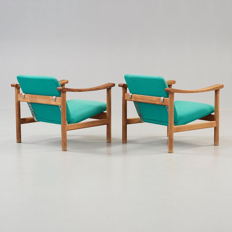 Hans J. Wegner, A pair of oak easy chairs, Getama, Denmark.