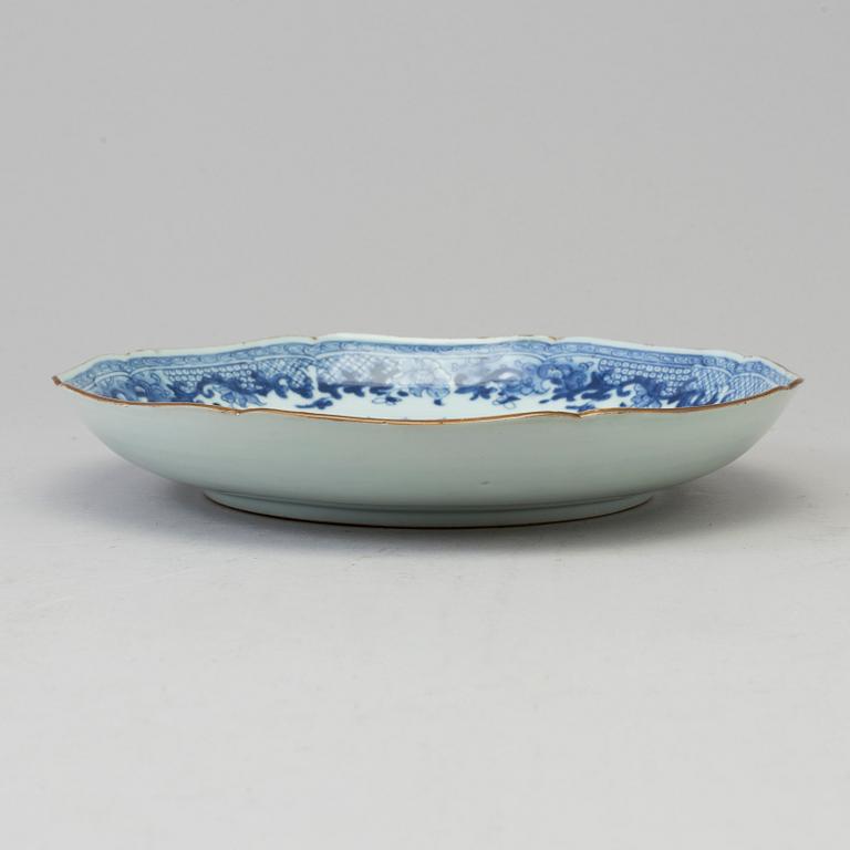 A blue and white export porcelain dish, Qing dynasty, Qianlong (1736-95).